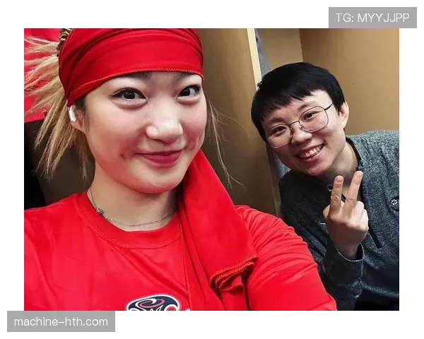 李梦训练完直接瘫在更衣室地上啃蛋白棒，这自律狠人连喘口气都算计好了